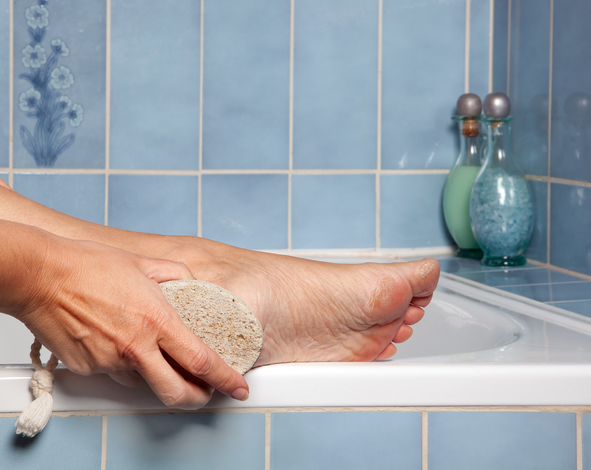 Неприятный запах мыла. Мытье ног. Гигиена ног. Моет ноги.