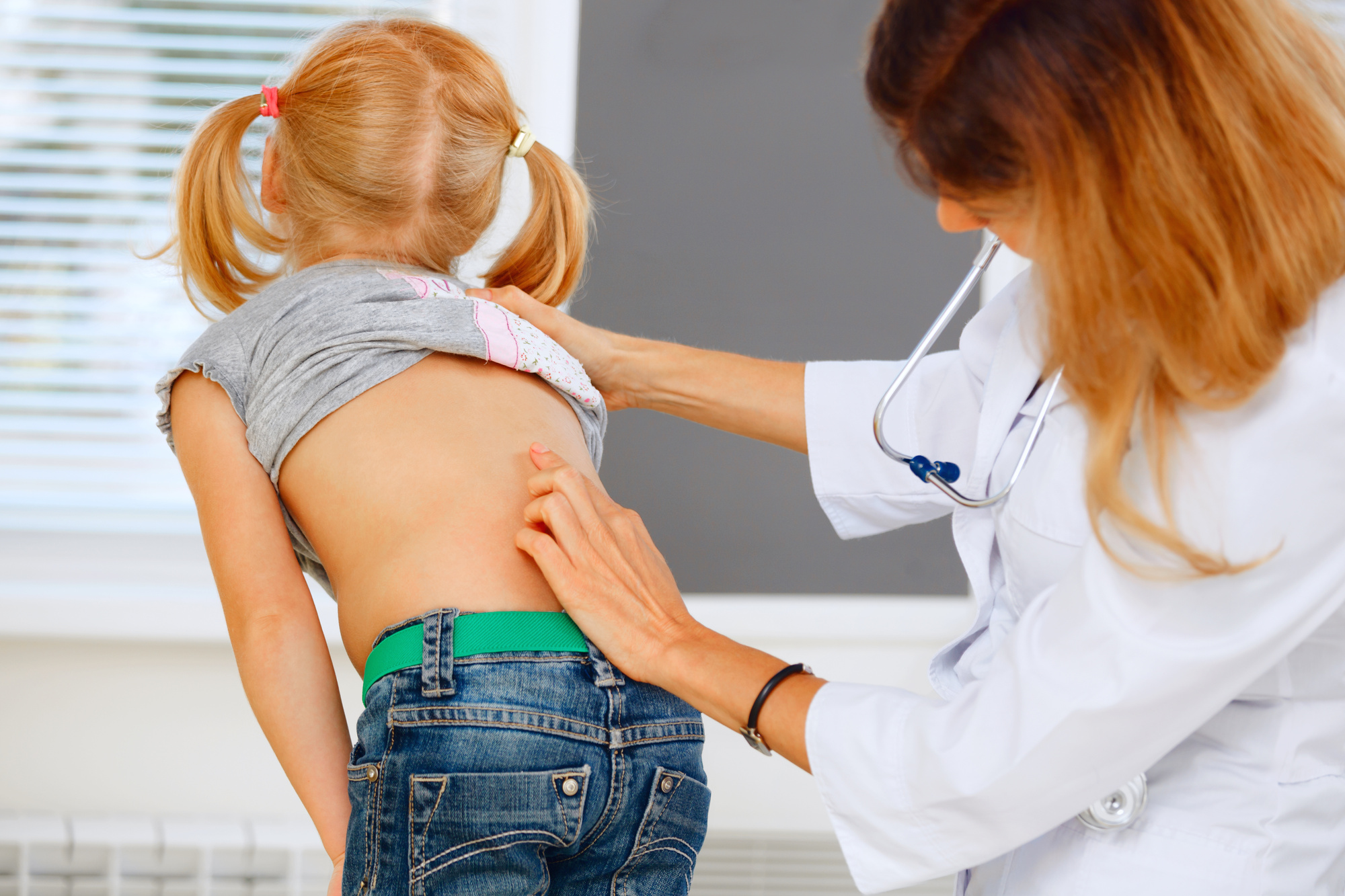 7 Causes of Back Pain in Your Child and When You Should