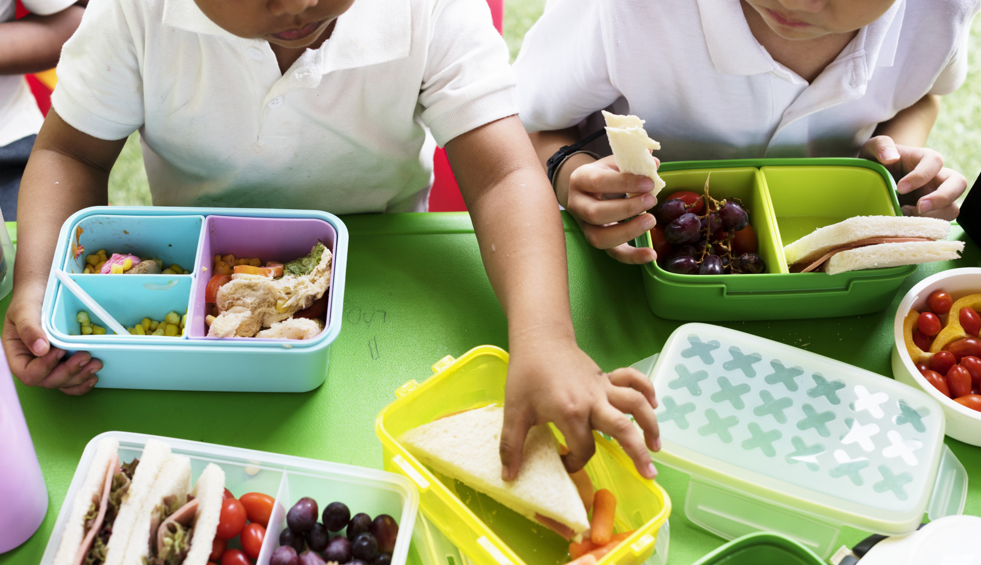 kids eating healthy lunches